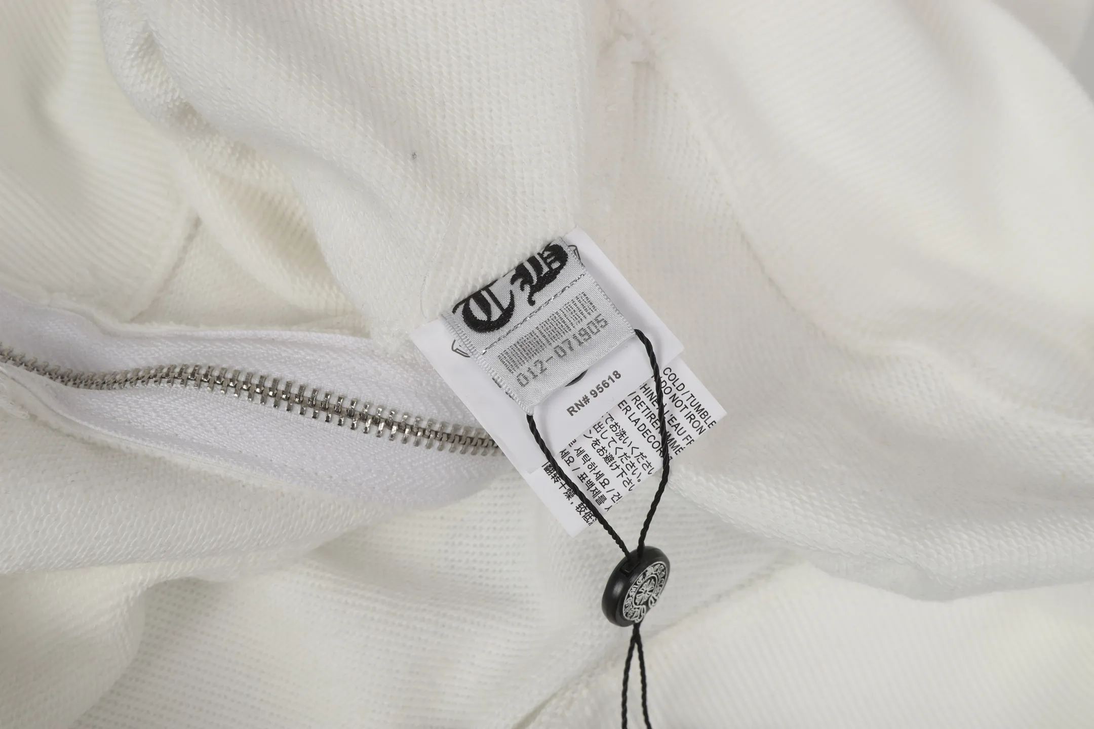 P250 cross-border model, please do not place an order if you are pursuing quality - Chrome Hearts/Chrome Hearts Colorful Cross ✝️ Printed zipper sweatshirt cardigan jacket - High weight, high density and high quality. The wool is soft, delicate and skin-friendly. It feels soft and silky. It has excellent warmth and skin-friendly properties - Custom-woven and dyed, no color difference. No matter the fabric or workmanship details, it beats the ordinary version on the market - Hardware zipper accessories are all customized, full of details - Color: black white -Size: S M L XL